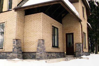 Газобетонный дом с отделкой декоративным кирпичом