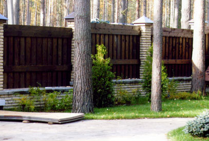 Забор с кирпичным цоколем и столбами — ИнтерСтрой, Петербург