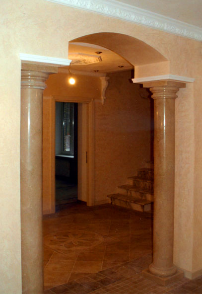 Портал между лестницей и гостиной — ИнтерСтрой, Петербург